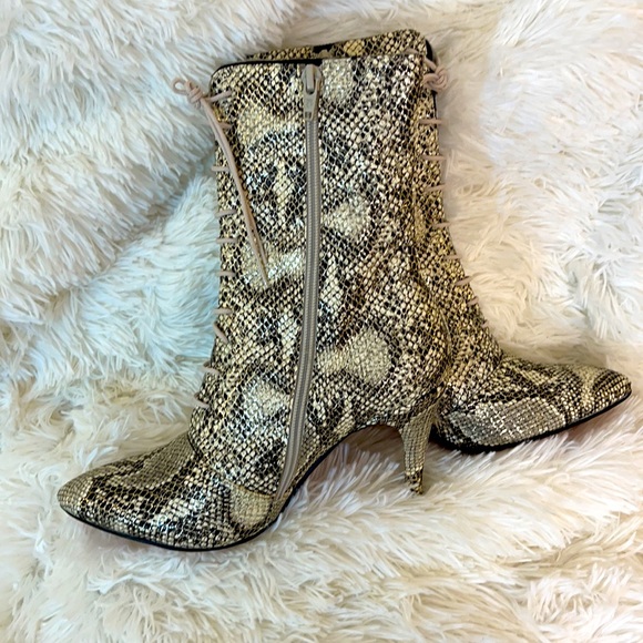 ❗️SOLD❗️Python Print Booties New - Picture 3 of 8